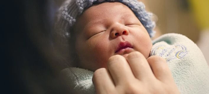 Ερευνα: Το χάιδεμα στα μωρά λειτουργεί ως φάρμακο